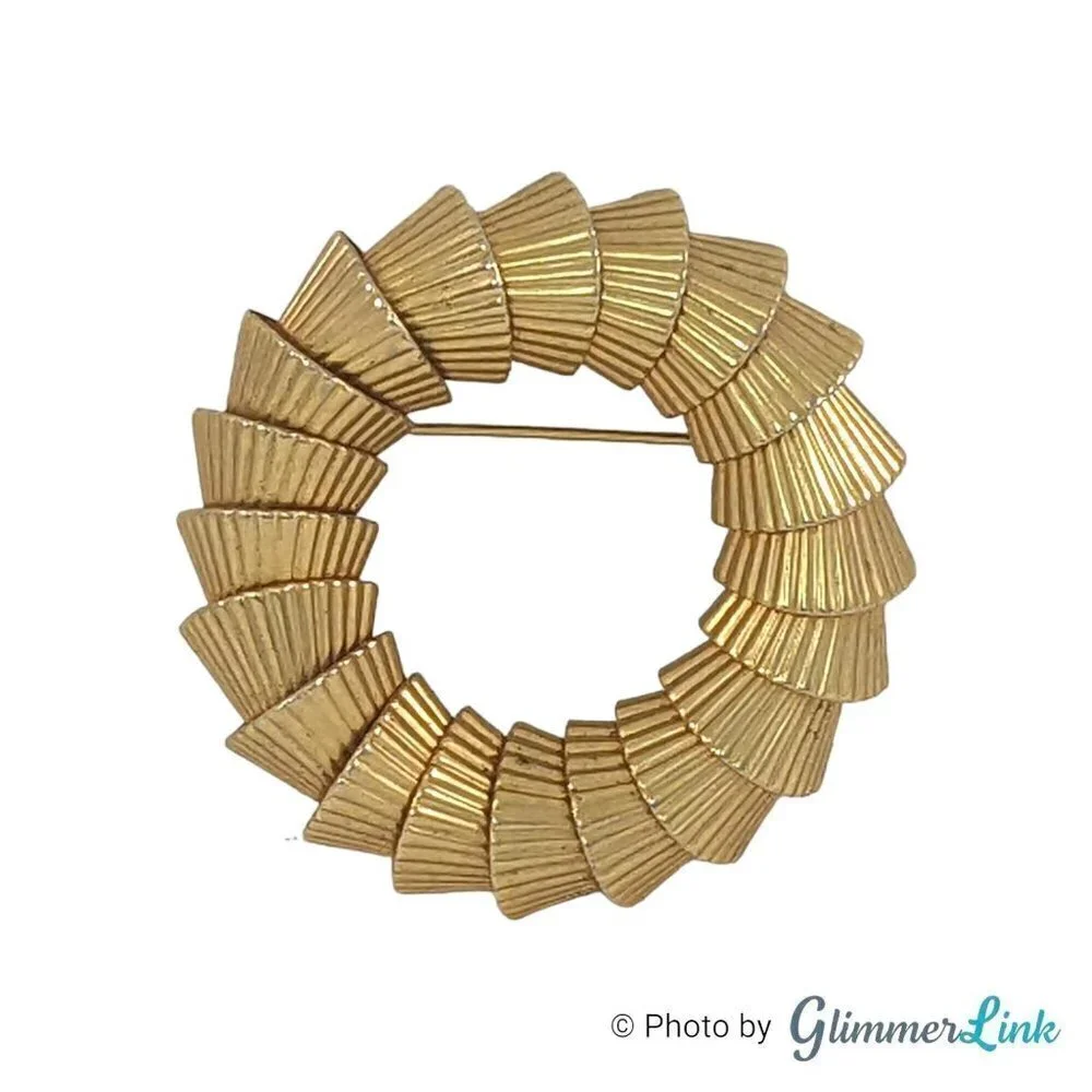 Vintage Overlapped Ribbed Cones Round Gold Tone Brooch